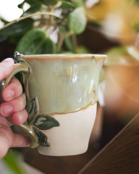 plantmom, plantdad, vine mug Coil Cup Pottery, Cup Handles Pottery, Pottery Mug Designs, Nature Pottery, Ceramic Handbuilding, Clay Handbuilding, Ceramic Aesthetic, Aesthetic Mugs, Wheel Pottery