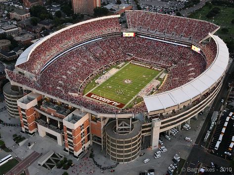 Everything Freshmen Need To Know To Fit In At Bryant-Denny Bryant Denny Stadium, Stadium Wallpaper, Stadium Art, Alabama Football Roll Tide, Sec Football, Bama Football, Stadium Design, Alabama Crimson Tide Football, College Football Teams