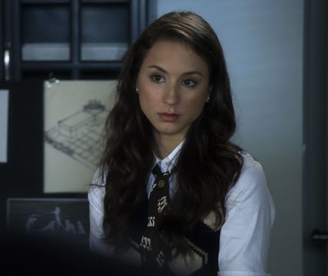 Troian bellisario as spencer hastings in season 1 episode 8 of pretty little liars Spencer Pll, Pretty Little Liars Spencer, Troian Bellisario, Spencer Hastings, Rory Gilmore, Pretty Little Liars, Messy Hairstyles, Season 1, Pretty Woman