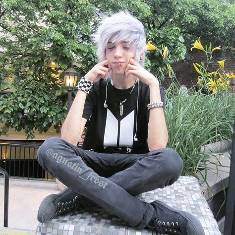 Emo White Hair, Emo Boy 2000s, Emo Outfits For Guys, Emo Boys 2000s, Emo Boy Aesthetic, 2000s Emo Boy, Scene Boy, Emo Boy Hair, Cute Emo Outfits