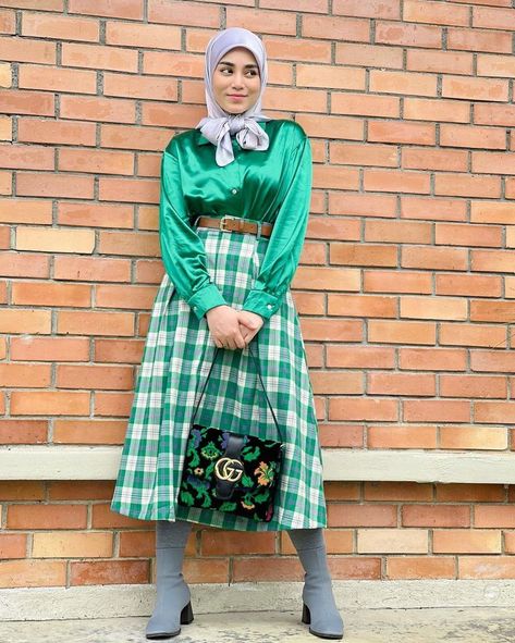 Hijab Retro Style, Retro Outfits Hijab, Outfit 90s Style Hijab, Retro Style Hijab 90s, Outfit 90s Style, Vintage Retro Outfits, 70s Inspired Fashion, Style Hijab, Retro Theme