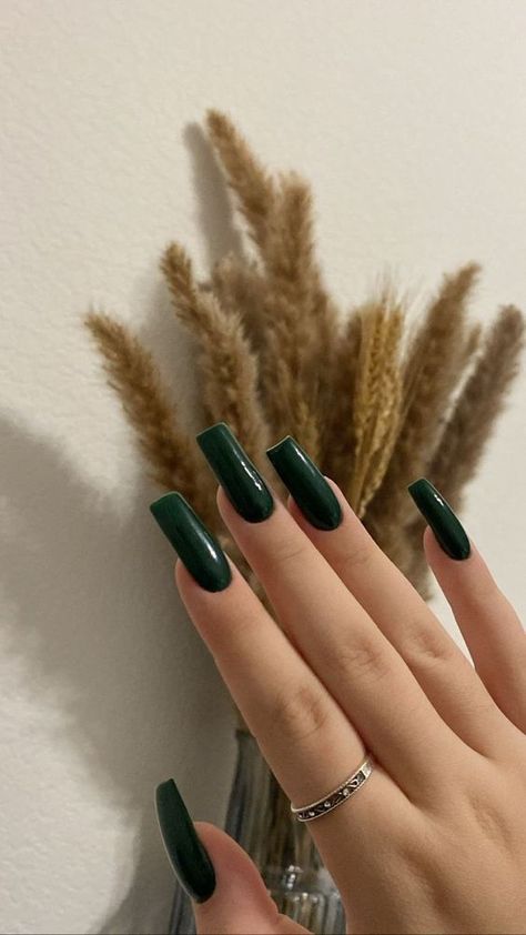 Solid Color Acrylic Nails, Autumn Looks, Emerald Nails, Green Acrylic Nails, Dark Green Nails, Hippie Nails, Autumn Look, Colorful Nails, Smink Inspiration