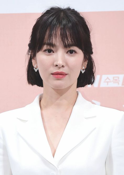 Song Hye Kyo Style, Classic Bob Haircut, Korean Short Hair, Descendants Of The Sun, Korean Hair, Bob Haircut With Bangs, Hye Kyo, Haircut Designs, Song Hye Kyo