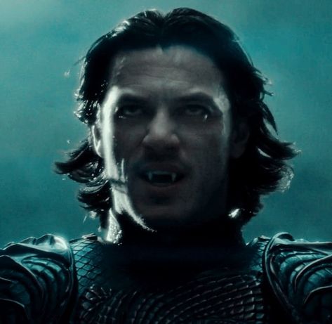 Luke Evans The Hobbit, Luke Evans Actor, Vampire Men, Luke Evans Dracula, Creature Movie, Dracula Art, Vampire Castle, Dracula Untold, Vlad The Impaler