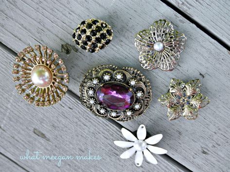 Old Jewelry Crafts, Selling Crafts, Diy Magnets, Jewelry Wall, Vintage Jewelry Crafts, Brooch Diy, Vintage Jewelry Art, Repurposed Jewelry, Crafts To Make And Sell