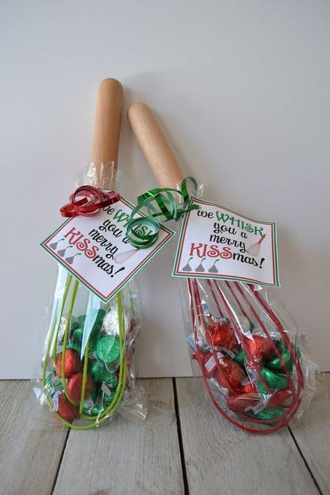 Quick Christmas Gifts, Merry Kissmas, Christmas Crafts For Gifts, Cute Christmas Gifts, Christmas Gift Basket, Neighbor Gifts, Christmas Gift Baskets, Homemade Christmas Gifts, Christmas Gifts For Mom