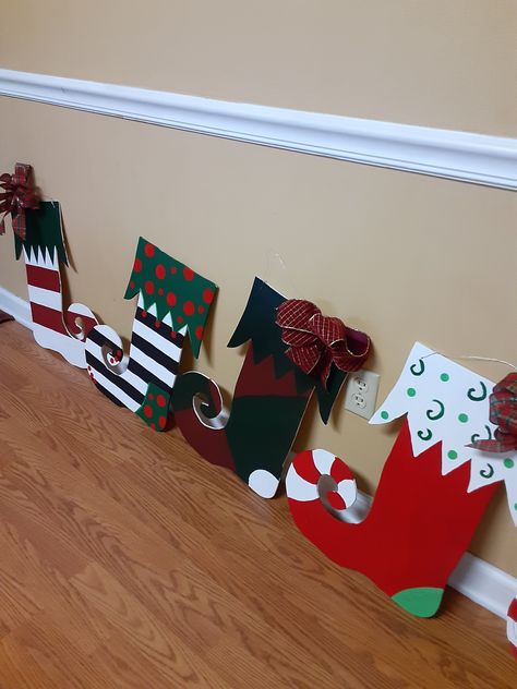 Painted Door Stockings Painted Stockings Ideas, Painting Stocking Ideas, Wooden Letter Painting Ideas, Circle Signs, Painted Door, Painted Letters, Wooden Christmas, Painted Doors, Wooden Letters