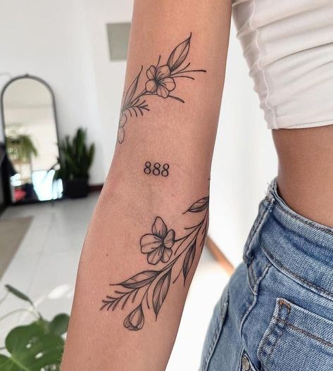 Floral Tattoo Ideas For Women, Jessica The Prankster Tattoo, Unique Artsy Tattoos, Arm Wrap Tattoo, Wrap Around Wrist Tattoos, Around Arm Tattoo, Wrap Around Tattoo, Simple Arm Tattoos, Rib Tattoos For Women