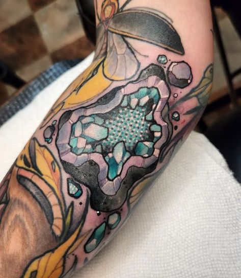 Aaron Brown on Instagram: "Freehand geode #tattoo #neotraditionaltattoo #crystals #geode #patattooers #colortattoo #boldtattoos #illustrativetattoo" Crystal Nature Tattoo, Agate Tattoo, Geode Tattoo, Crystal Tattoos, Stone Tattoo, Tattoos Inspo, Crystal Tattoo, Cat Tat, Plant Tattoo