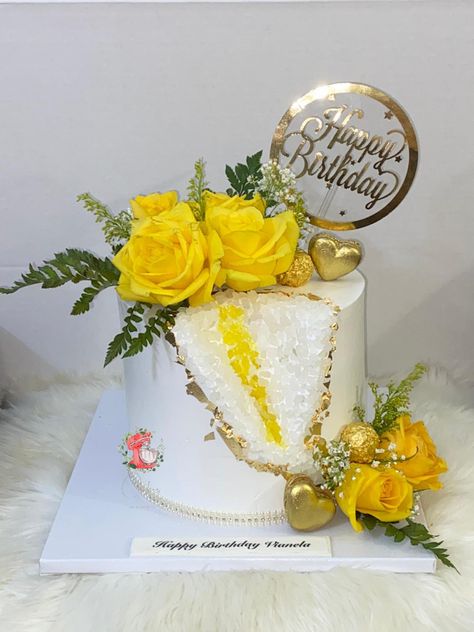 Yellow And Gold Cake, 46th Birthday Cake, Yellow Birthday Cake Ideas, Birthday Cake Ideas For Adults Women, Birthday Cake Ideas For Women, Cake Ideas For Women, Yellow Birthday Cake, Birthday Cake For Women, Cake For Women