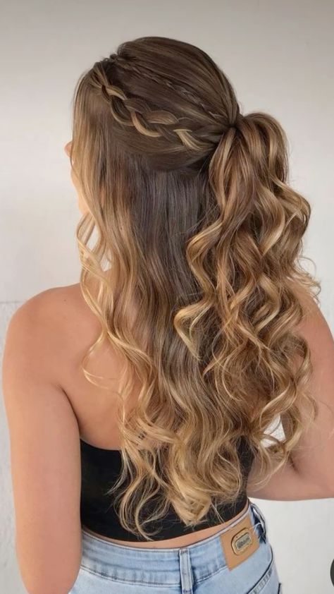 Grade 8 Grad Hairstyles Simple, Graduation Hair Medium Length, Graduation Hair Styles Straight Hair, Grad Hair Updo, Hairstyles For 8th Grade Graduation, Hoco Hair Tutorials, Semi Formal Dance Hairstyles, Grad Hair Ideas, Tangled Inspired Hair