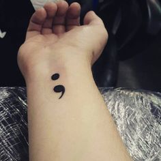 18 petits tatouages qui ont une grande signification Tattoos Panda, Tattoo Homme, Pretty Flower Tattoos, Unique Small Tattoo, Detailed Tattoo, Tattoo Project, Tattoo Life, Symbolic Tattoos, Couple Tattoos