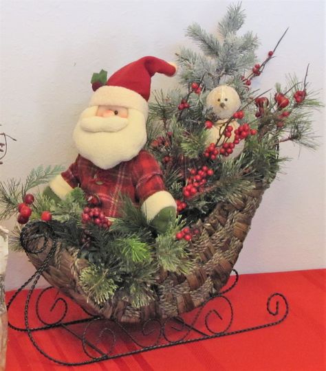 Christmas Sleigh Floral Arrangement, Tabletop Sleigh Decorating Ideas, Small Sleigh Decorating Ideas, Sleigh Arrangements, Sleigh Decorations, Christmas Sleighs, Wire Wreaths, Sleigh Decor, Christmas Sleigh Decorations