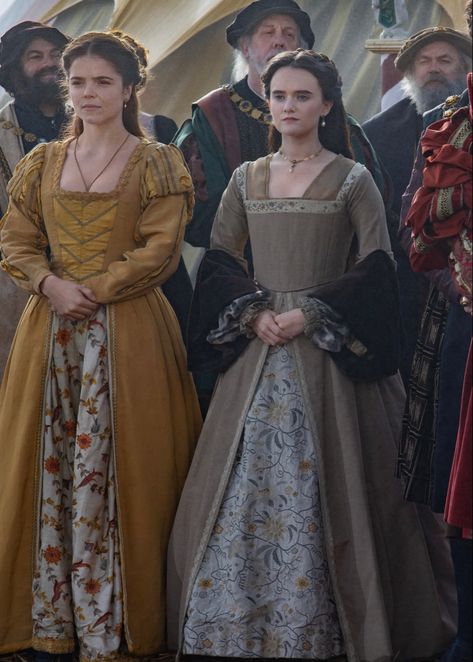 Alice Nokes as Anne Boleyn, Bessie Coates as Mary Boleyn Tudor Dress Princesses, Tudor Fashion Women, Alice Nokes, Czech Clothing, 1500s Fashion, Mary Boleyn, Medieval Dress Pattern, Middle Ages Clothing, The Spanish Princess