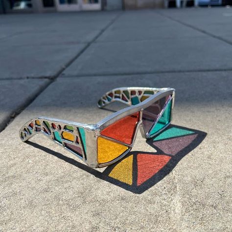 Tiffany Stained Glass Art, Broken Glass Crafts, Stained Glass Studio, Tiffany Art, Fused Glass Artwork, Stained Glass Paint, Stained Glass Jewelry, Stained Glass Diy, Stained Glass Crafts