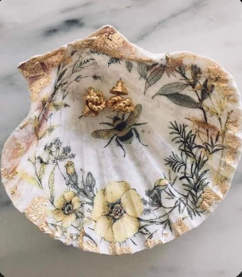 Shell Dish Decor, Decoupage Shells With Napkins, Seashell Decoupage, Decoupage Seashells, Sea Shell Painting, Decoupage Shells, Seashell Art Diy, Art Coquillage, Oyster Shell Crafts