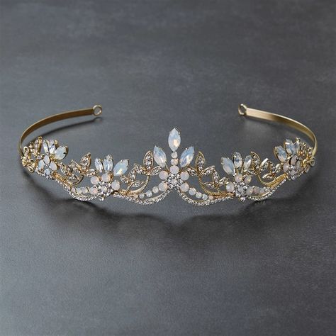 Wedding Crown Gold, Crown For Wedding Brides, Elegant Gold Wedding Crown, Bridal Gold Tiara, Gold Tiara Aesthetic, Winter Wedding Tiara, Wedding Tiara Gold, Quince Tiaras, Fantasy Tiara