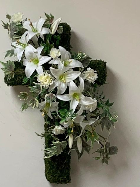 Cemetery Crosses Diy, Easter Cemetery Arrangements, Grave Ideas Cemetery Decoration, Cross Wreath Ideas, Cemetery Wreaths, Easter Wreath Cross, Cross Wreath Diy, Palm Sunday Decorations, Casket Flowers