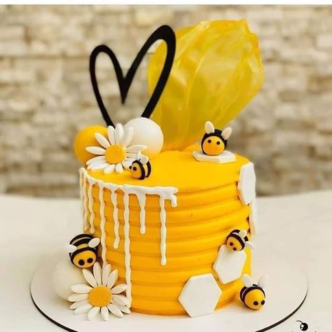 Bee Cake Design, Honey Bee Cake, Raw Honey Recipes, Kue Disney, Bee Birthday Cake, 1st Bday Cake, Bee Cake, Tea Party Cake, Bee Birthday Party