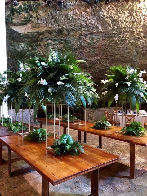 Centerpieces With White Flowers, Havana Nights Party Theme, Tropical Event, Tropical Arrangements, Tropical Wedding Centerpieces, Event Venue Design, Wedding At The Beach, Tropical Centerpieces, Reunion Decorations