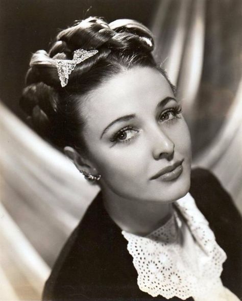 40 Fabulous Photos of Laraine Day in the 1940s ~ Vintage Everyday Laraine Day, 40 & Fabulous, Lana Turner, Black And White Movie, Classic Movie Stars, Hollywood Walk Of Fame, Old Hollywood Glamour, Golden Age Of Hollywood, Movie Photo