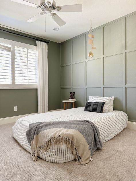 Kids room with accent wall. Wall color Pigeon by Farrow & Ball Farrow And Ball Pigeon Bedroom, Pigeon Bedroom, Farrow And Ball Nursery, Babouche Farrow And Ball, Farrow Ball Pigeon, Neutral Kids Room, Big Boy Bedrooms, Big Kids Room, Striped Duvet