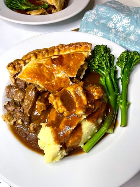 Beef And Ale Pie, Steak Pie Recipe, Mongolian Food, Steak And Ale Pie, Steak Ale Pie, England Recipes, Stewing Steak, English Dishes, Beef Pie