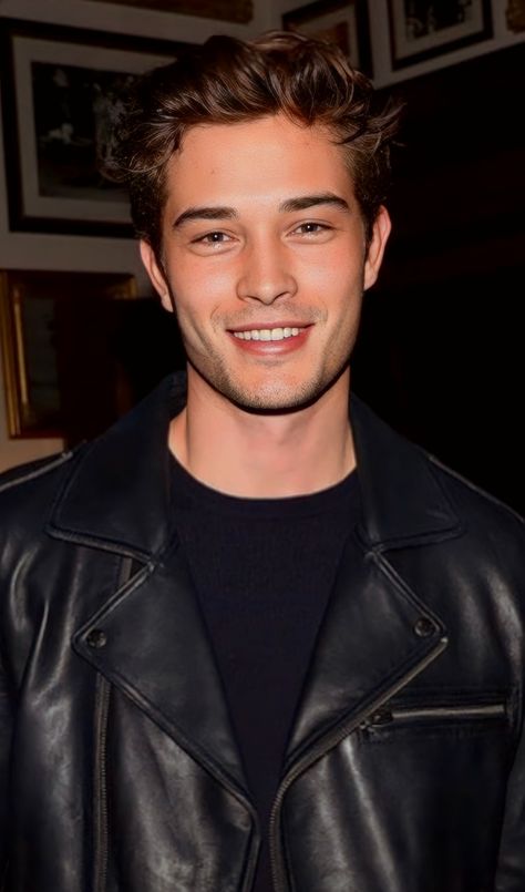 Chico Lachowski Haircut, Aesthetic Outfits For Men, Bruce Wayne Aesthetic, White Shirts For Men, Business Formal Outfits, Walter White Jesse Pinkman, Wayne Aesthetic, Casual Outfits Business, Men Aesthetic Outfits