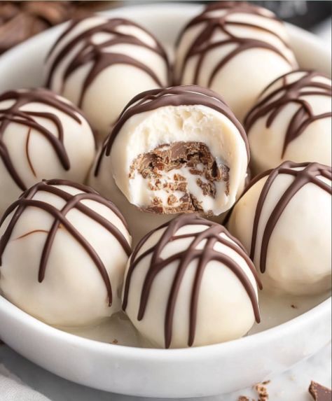 No Bake Baileys Cheesecake Balls - Easy DIY Recipes Baileys Cheesecake No Bake, Baileys Cheesecake Balls, Baileys Balls Recipe, Easy Truffles No Bake, Cheesecake Balls No Bake, No Bake Cheesecake Balls, No Bake Baileys Cheesecake, Chocolate Cheesecake Truffles, Bailey's Cheesecake