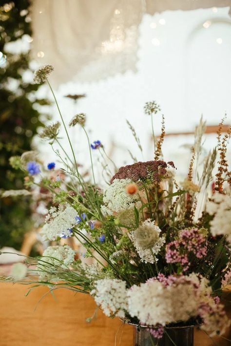 Wildflower Desert Table, English Wedding Flowers, Clean Wild Wedding, Cottage Wedding Flowers, Wildflower Meadow Wedding, Old English Wedding, Folk Kitchen, Wildflower Wedding Table, November Wedding Flowers