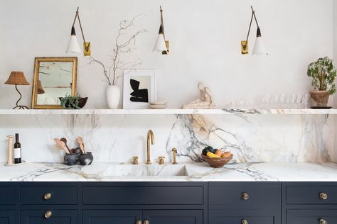 The Brooklyn Townhouse of Eyeswoon Founder Athena Calderone - The Nordroom How To Style Open Kitchen Shelves, Styling Open Kitchen Shelves, Kitchen Cabinet Layout, Vintage Sconces, Athena Calderone, Cabinet Fronts, Open Kitchen Shelves, Home Luxury, Functional Kitchen