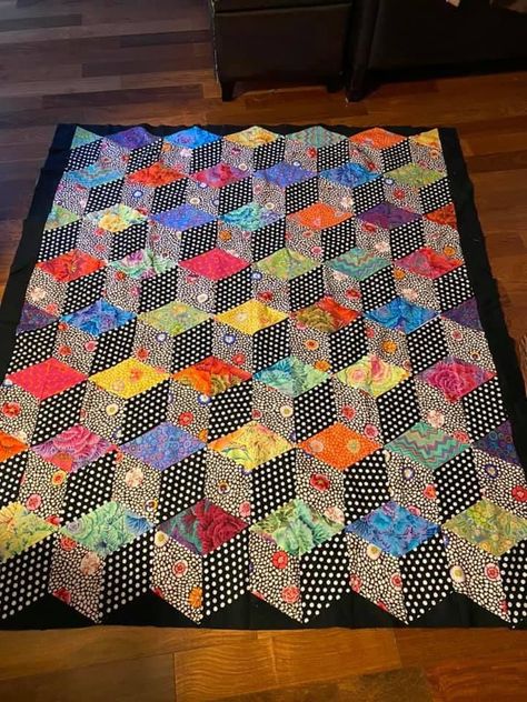 Free Quilt Patterns Printables, Tumbling Blocks Pattern, Black And White Quilt, Tumbling Blocks Quilt, Optical Illusion Quilts, Watercolor Quilt, Kaffe Fassett Quilts, Tumbling Blocks, 3d Quilts