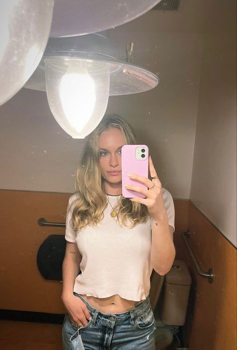 Leven Rambin, Mirror Selfie, Instagram