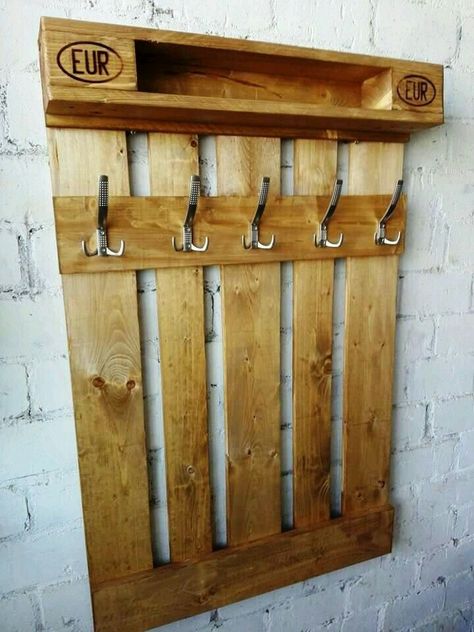 Pallet Wardrobe, Pallet Coat Racks, Vstupná Hala, Palette Furniture, Diy Coat Rack, Pallet Furniture Designs, Wooden Pallet Furniture, Pallet Designs, Pallet Decor