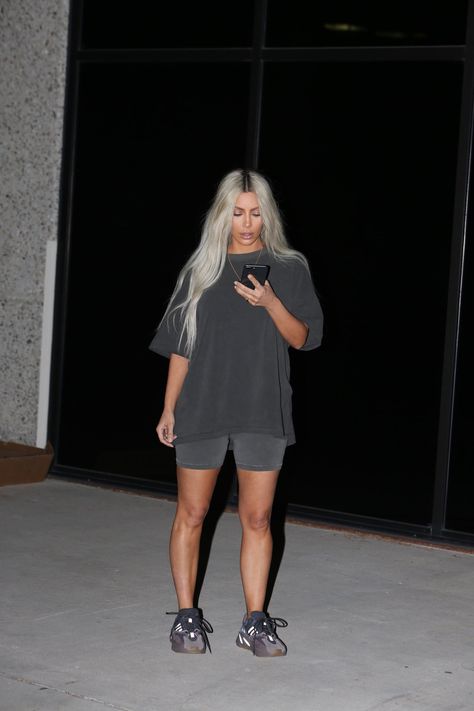 Yeezy Outfits, Cute Biker Shorts, Biker Shorts Outfit Summer, Biker Shorts Outfits, Chic Airport Outfit, Estilo Kim Kardashian, Bike Shorts Outfit, Looks Kylie Jenner, Estilo Kardashian