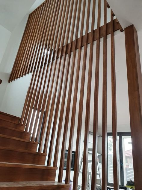 Open Plan Staircase, Stair Well Design, Scandi Staircase, Slatted Staircase, Modern Wood Staircase, Slat Staircase, Stacked Staircase, Timber Screen Interior, Staircase Screen