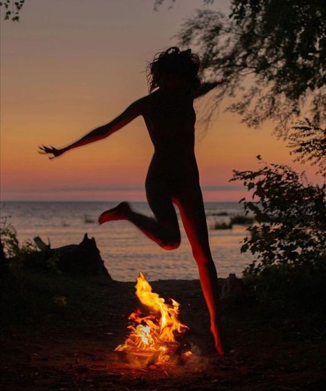 Wild Feminine, Beach Evening, Sunset Girl, Evening Sun, Season Of The Witch, Beltane, Wild Woman, Witch Aesthetic, Woman Silhouette