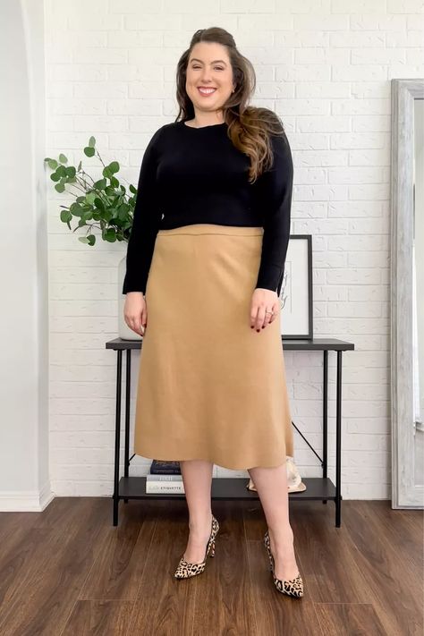 "10 Chic Business Casual Outfits for Plus Size Women: Elevate Your Office Wardrobe" - Magic of Clothes Plus Size Professional Outfits, Casual Outfits For Plus Size, Outfits For Plus Size Women, Bright Blue Suit, Plus Size Professional, Plus Size Outfits Casual, Black Knitted Vest, Stylish Business Casual, Crisp White Blouse