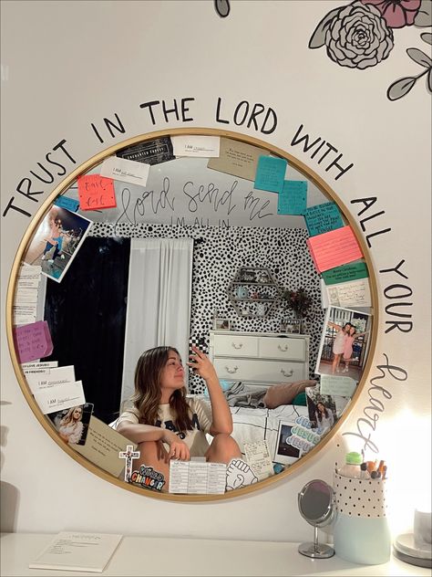 Trendy Mirror, Zimmer Diy, Mirror Aesthetic, Hiasan Bilik Tidur, College Decor, Prayer Wall, Circle Mirror, Beach Room, Preppy Room