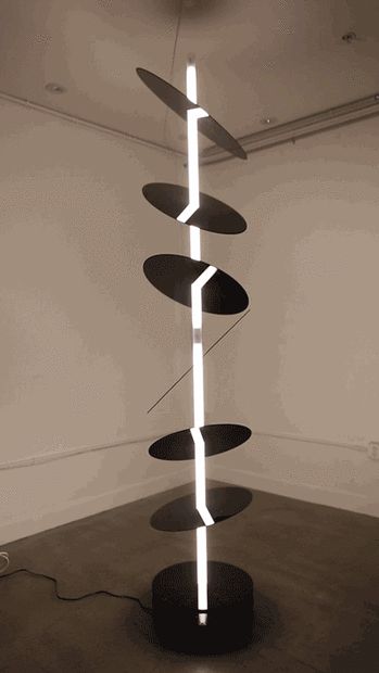 Kinetic Sculpture Kinetic Light Sculpture, Moving Sculpture Kinetic Art, Kinetic Lamp, Kinetic Design, Wearable Architecture, Kinetic Art Sculpture, Moving Objects, Hanging Sculpture, Visual Illusion