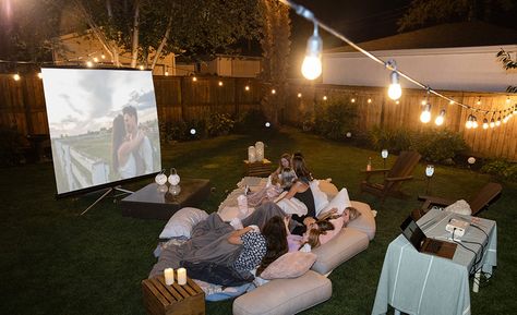 Outdoor Movie Night String Lights, Outdoor Movie Night Ideas Seating, Outside Movie Projector, Backyard Projector Screen Movie Nights, Movie Projector Outdoor, Backyard Theatre Outdoor Movie Nights, Garden Movie Night Outdoor Projector, Movie Projector Outdoor Aesthetic, Summer Movie Night Outdoor Theater