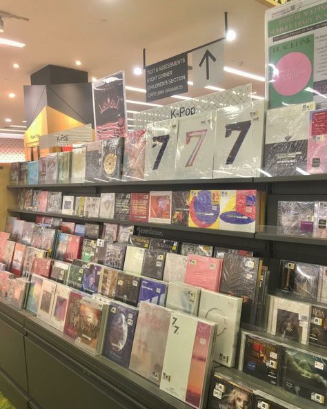 Kpop Album Store Aesthetic, K Pop Merch Aesthetic, Kpop Store Aesthetic, Kpop Store, Seoul Korea Travel, Vinyl Aesthetic, Kpop Albums, Korean Picture, Craft Booth Displays