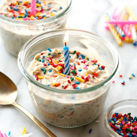 Birthday Cake Oatmeal, Birthday Cake Overnight Oats, Oats With Protein Powder, Overnight Oats With Protein Powder, Overnight Oats With Protein, Birthday Cake Protein, Cake Overnight Oats, Healthy Birthday Cakes, Overnight Oats In A Jar