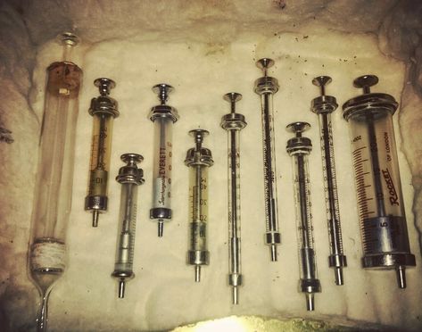 Antique Medical Equipment, Antique Syringe, Vintage Syringe, Medical Antiques, Medical Instruments, 카드 디자인, Vintage Medical, Medical Aesthetic, Plague Doctor