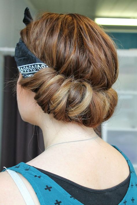 Beatissa blog: Bandana curls Bandana Curls, Bridesmaid Hairdo, Fun Hairstyles, New Hair Trends, Curls Hair, Fabulous Hair, Cut Her Hair, Head Wear, Cotton Bandanas