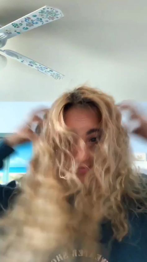 How To Do Mama Mia Hair, Mamma Mia Hair Aesthetic, Mama Mia Hair Tutorial, Mama Mia Curls, How To Get Mama Mia Hair, Mamma Mia Hair Tutorial, Mama Mia Hair, Mamma Mia Tiktok, Mamma Mia Hair