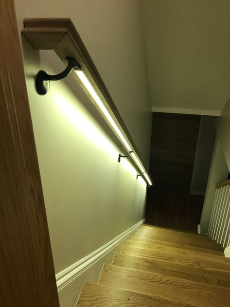 Stairs Handrail, Staircase Lighting Ideas, Handrail Lighting, Stairs Lighting, درج السلم, Stairway Lighting, Staircase Handrail, Stair Lights, Staircase Makeover