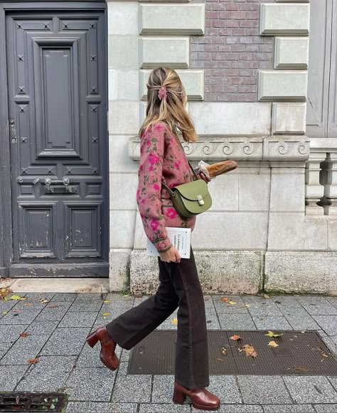 Sezane Street Style, Sezane Style Winter, Sezane Inspired Outfits, Light Brown Bag Outfit, Girly Casual Outfits, Floral Jacket Outfit, Floral Cardigan Outfit, Sezane Style, Sezane Clothing