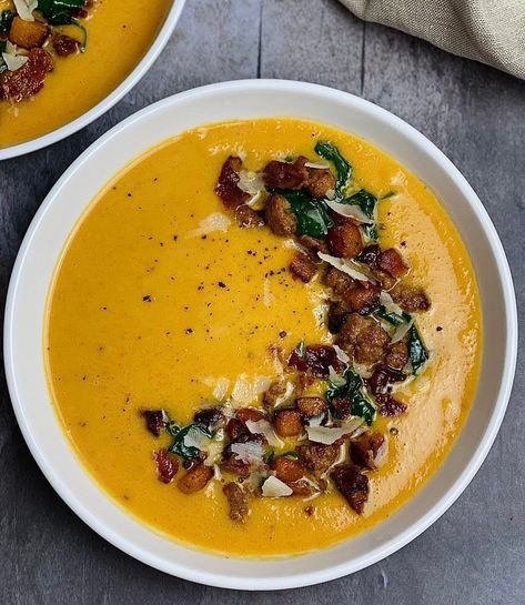 Smoked Paprika Butternut Squash Soup - Easy DIY Recipes Paprika Soup, Vegetarian Bacon, Soup Pairings, Buttercup Squash, Leftovers Soup, Granny Smith Apple, Bisque Recipe, Roasted Butternut Squash Soup, Soup Easy