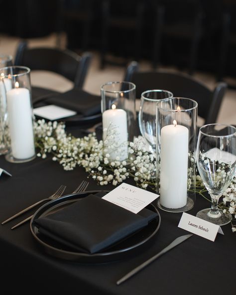 absolute cuties !!! love this classic babies breath/modern white rose look with a little twist… make it more textural w/ foliage mixed in Bride: @teagan.villarreal Groom: @miichael.villarreal Planner: @pearleventsaustin Photographer/Videographer: @cloudcraftstudios Venue: @eventsatthearlo Catering/Cake: @mandolasitalian Flowers: @unforgettablefloral DJ: @texasprodj Mariachi: @mariachiatx Beauty: @lolabeautyatx Bar Needs: @drinkslingersatx Rentals: @premiereeventstx Send Off: @bigdogpyro Sen... Modern Wedding Sweetheart Table, Simple Black And White Table Decor, Black And White Sweetheart Table, Black Table Cloth Wedding, Black Table Cloth, Table Floral Arrangements, Black Tablecloth, Sweetheart Table Wedding, Rose Centerpieces